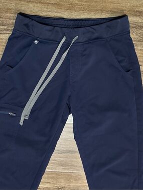 Figs Zamora Jogger Scrub Pants In Navy. Size S/P